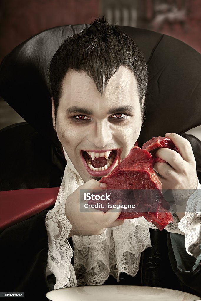 Vampiro de comer carne - Foto de stock de 25-29 años libre de derechos
