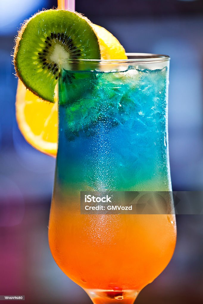 Тропический коктейль, подаваемые в стекло с питьевой Straws - Стоковые фото Алкоголь - напиток роялти-фри