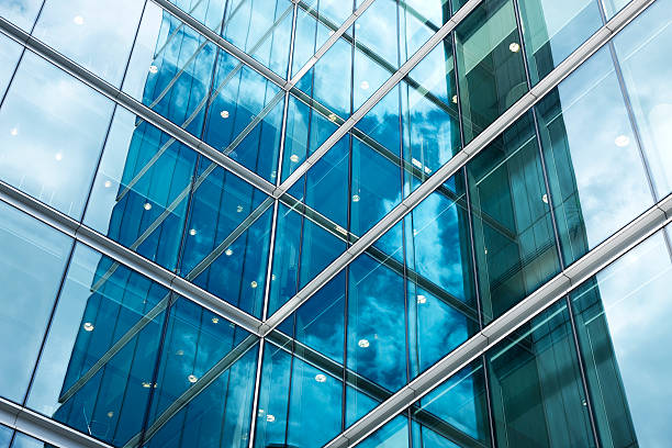 bâtiment moderne en verre d'entreprise - architecture bright vibrant color brilliant photos et images de collection