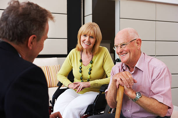 senior par hablar con un hospital administrador - nursing home meeting administrator senior adult fotografías e imágenes de stock