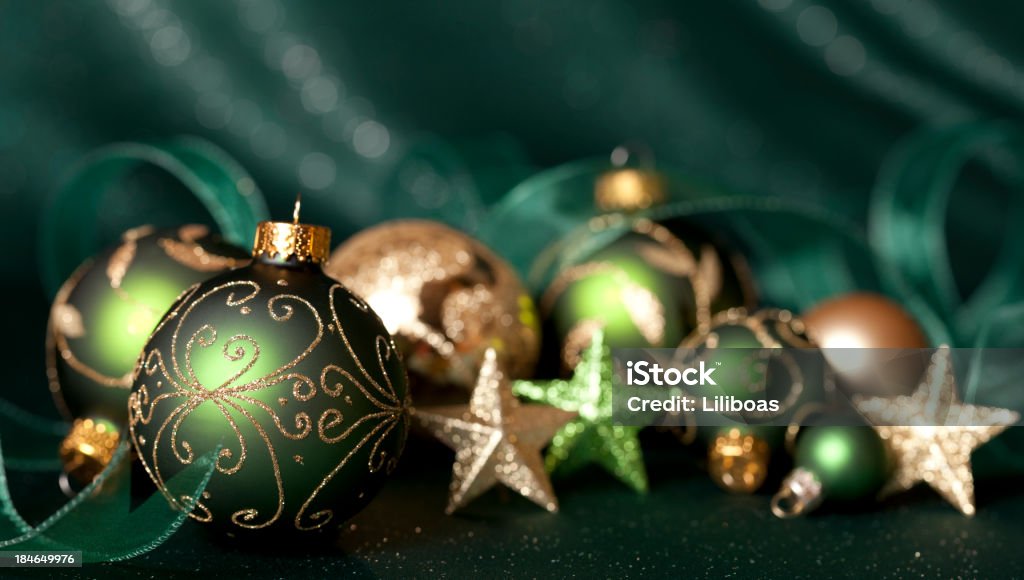 Ornamentos sobre verde - Foto de stock de Adorno de navidad libre de derechos