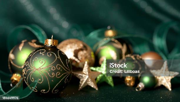 Foto de Ornamentos Na Verde e mais fotos de stock de Bola de Árvore de Natal - Bola de Árvore de Natal, Comemoração - Evento, Decoração de Natal