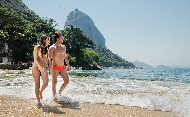 casal na praia - urca imagens e fotografias de stock