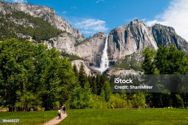 Yosemitewasserfall Stockfoto und mehr Bilder von Wasserfall Yosemite Falls - Wasserfall Yosemite Falls, Yosemite-Nationalpark, Wandern