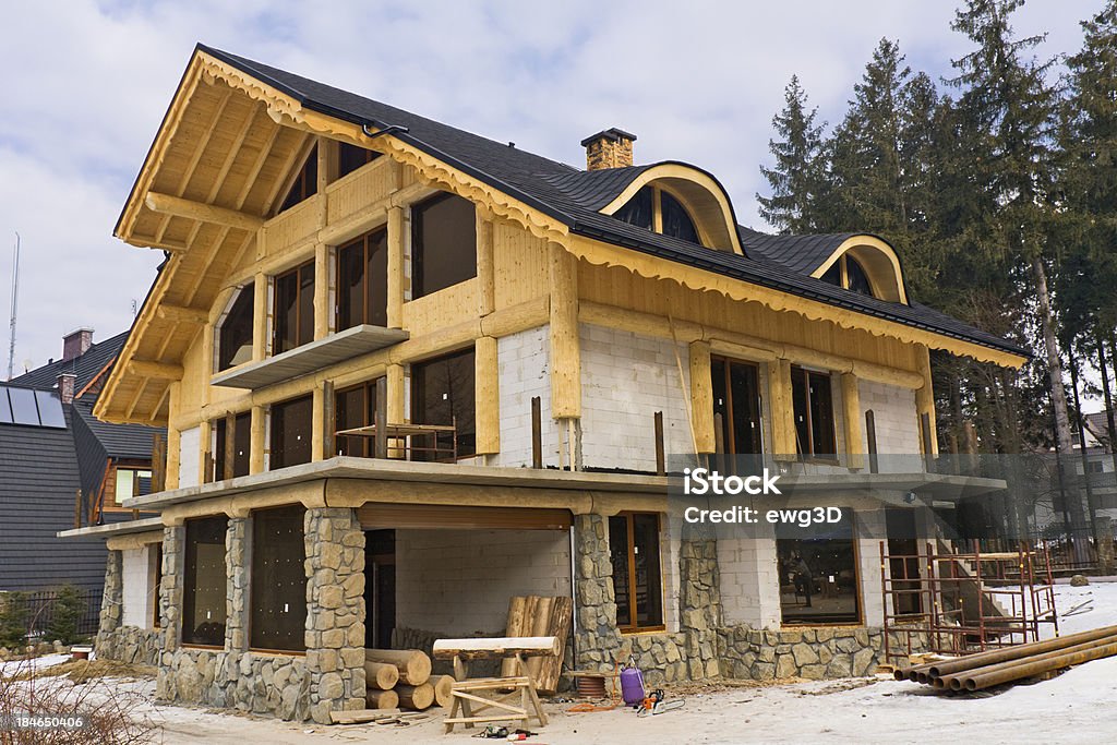 Nueva casa de madera rústica - Foto de stock de Cabaña de madera libre de derechos