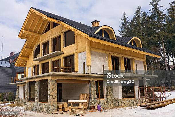 Nueva Casa De Madera Rústica Foto de stock y más banco de imágenes de Cabaña de madera - Cabaña de madera, Nuevo, Aire libre