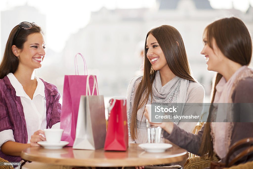 Três amigos sentado em um café após compras - Foto de stock de Café - Bebida royalty-free