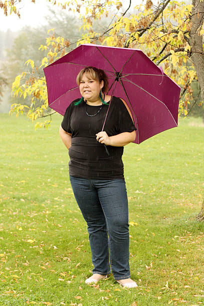 frau im regen - labret stock-fotos und bilder