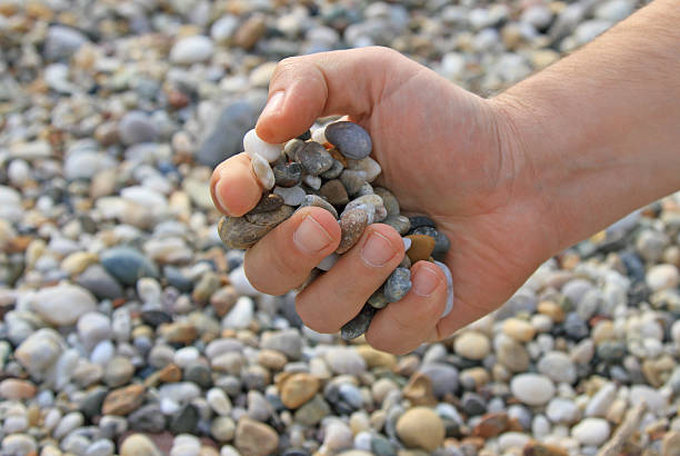 почувствовать камнями - throwing stone human hand rock стоковые фото и изображения