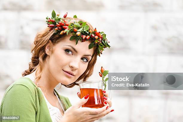 Foto de Beber Suco Do Fruto Da Rosa e mais fotos de stock de Fruto da roseira - Fruto da roseira, Mulheres, 16-17 Anos