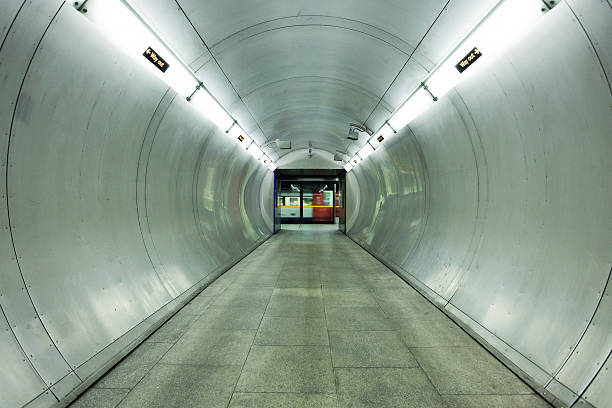 túnel de metrô em londres - people metal sign way out sign - fotografias e filmes do acervo