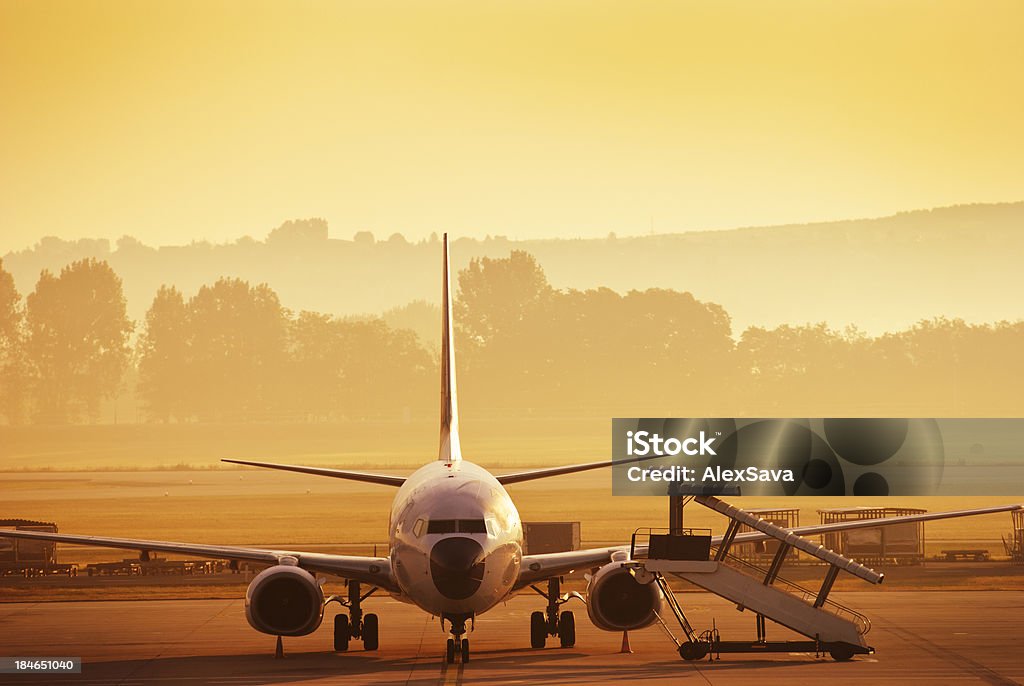 Avión de pasajeros en el crepúsculo - Foto de stock de Anochecer libre de derechos