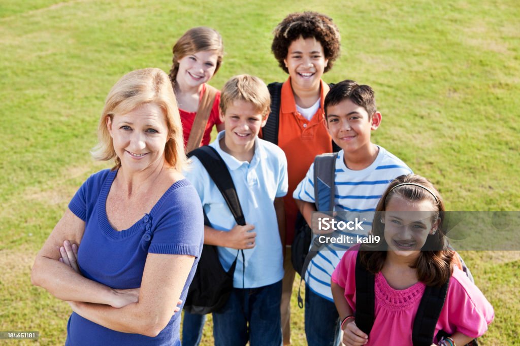 Profesor con Grupo de estudiantes al aire libre - Foto de stock de 10-11 años libre de derechos