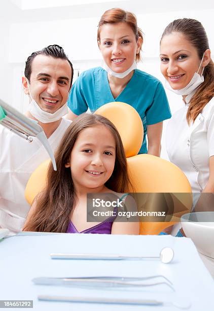 Foto de Escritório De Dentista e mais fotos de stock de Adulto - Adulto, Assistente de Dentista, Assistência