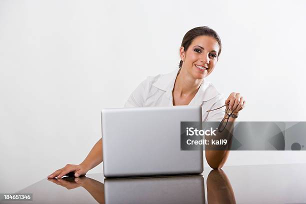 Mujer Joven Feliz Usando Computadora Portátil Foto de stock y más banco de imágenes de 20 a 29 años - 20 a 29 años, Adulto, Adulto joven