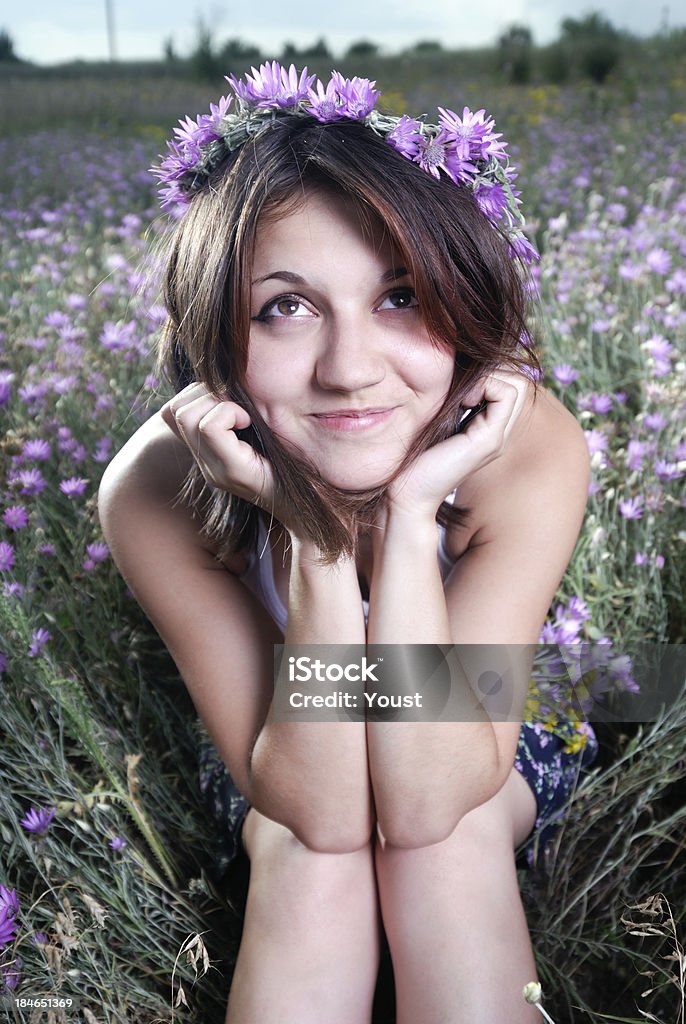 Ragazza con una corona di fiori - Foto stock royalty-free di 16-17 anni