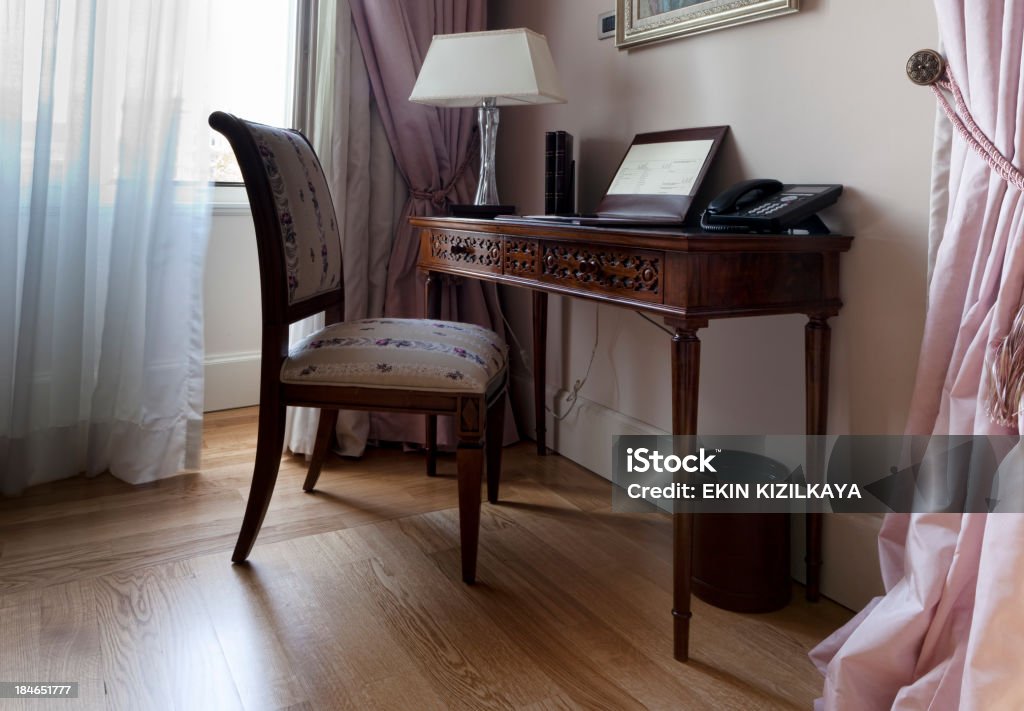 Stół i krzesło przez okno - Zbiór zdjęć royalty-free (Architektura)