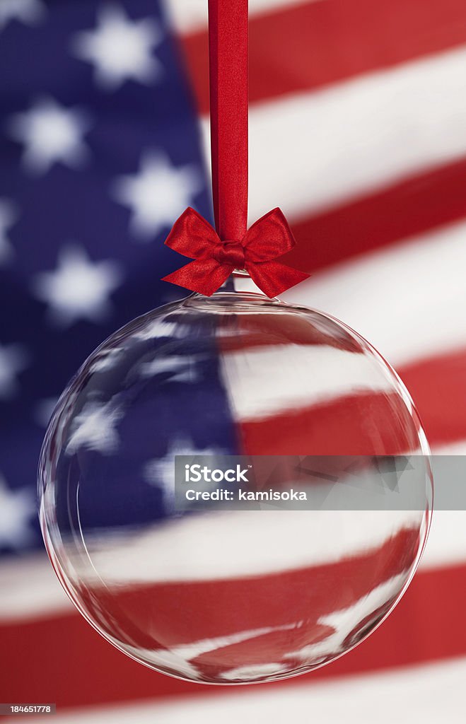 Bola de Natal transparente Infront de Bandeira dos Estados Unidos da América - Royalty-free 4 de Julho Foto de stock