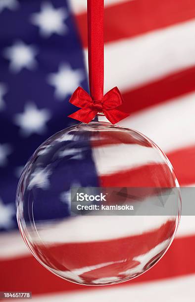 Bola De Natal Transparente Infront De Bandeira Dos Estados Unidos Da América - Fotografias de stock e mais imagens de 4 de Julho