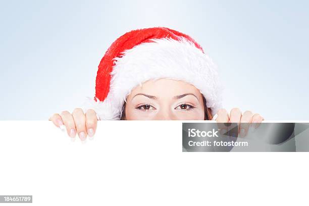 Frau Mit Weihnachten Hut Spähen Hinter Leeren Banner Stockfoto und mehr Bilder von Attraktive Frau