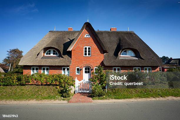 Cottage Mit Strohdach Stroh Auf Dem Dach Stockfoto und mehr Bilder von Wohnhaus - Wohnhaus, Einfamilienhaus, Deutsche Nordseeregion