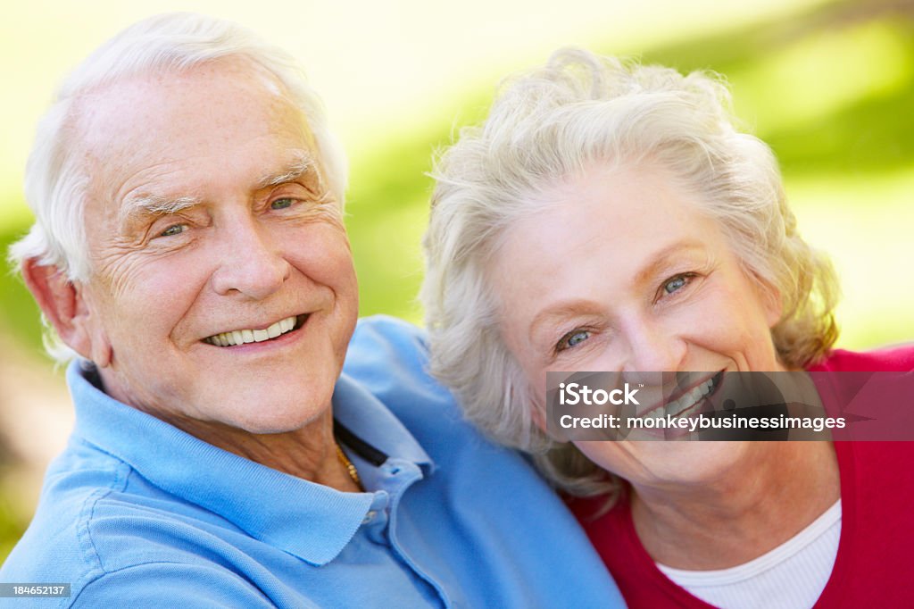 Pareja Senior al aire libre - Foto de stock de 60-69 años libre de derechos