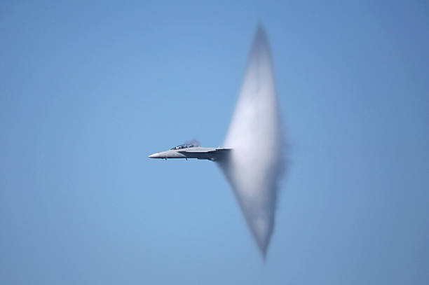 f - 18 hornet sonic boom super - avion supersonique photos et images de collection