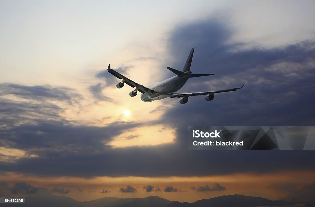 Avion volant au coucher du soleil - Photo de Avion libre de droits