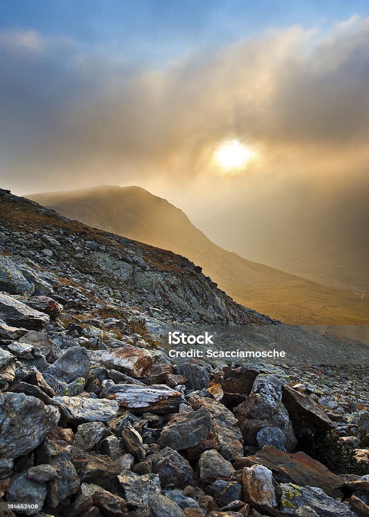 Rochas, neblina e sol - Foto de stock de Alpes europeus royalty-free