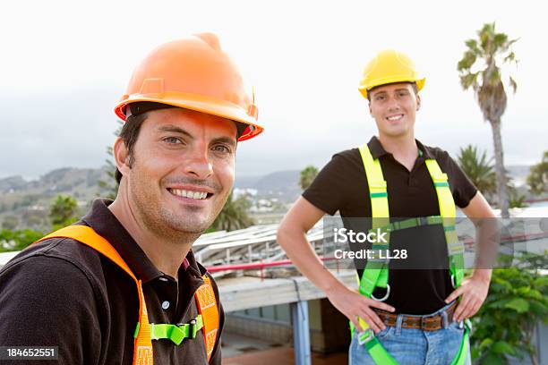 Foto de Os Trabalhadores e mais fotos de stock de Adulto - Adulto, Artigo de vestuário para cabeça, Capacete - Equipamento