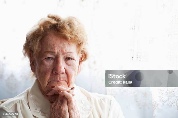 Senior Frau Gesicht Stockfoto und mehr Bilder von Seniorinnen - Seniorinnen, Traurigkeit, Alter Erwachsener