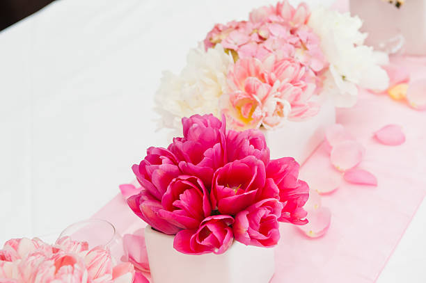 mesa de recepção de casamento - tulip red centrepiece decoration - fotografias e filmes do acervo