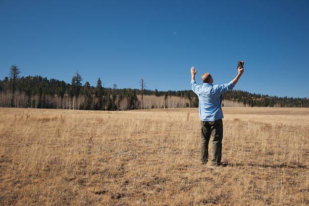 Hombre Worshiping Dios - foto de stock