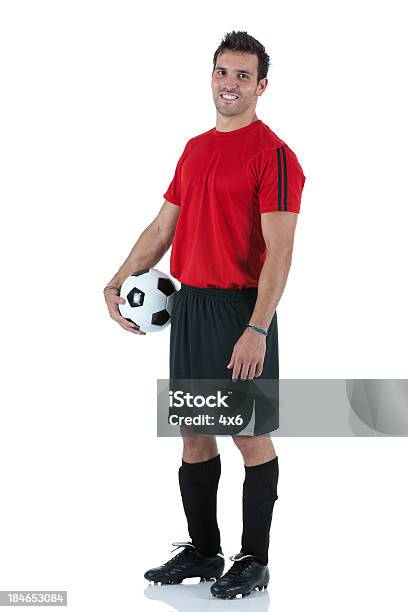 Portret Piłkarz Trzyma Piłki Nożnej - zdjęcia stockowe i więcej obrazów Zawodnik piłki nożnej - Zawodnik piłki nożnej, Białe tło, Neutralne tło