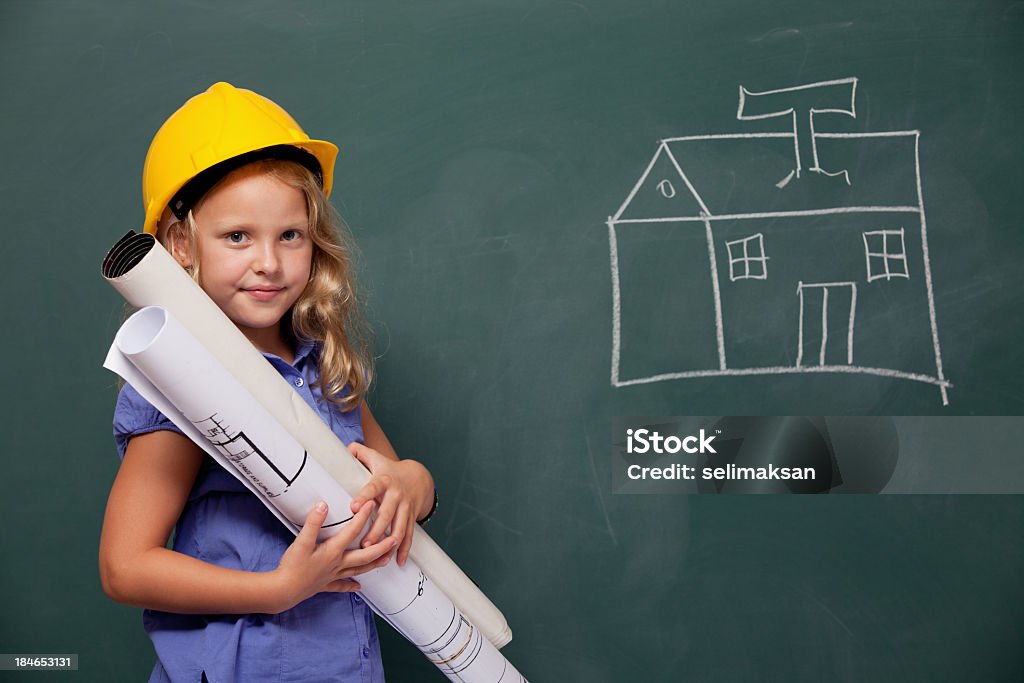 Little Girl ingeniero con casco protector Blueprints de retención - Foto de stock de Niño libre de derechos