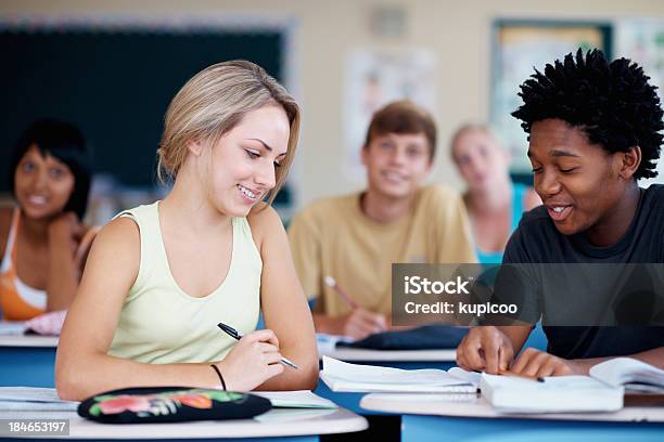 Multi Étnico Los Estudiantes Que Estudian Juntos Foto de stock y más banco de imágenes de Adolescencia - Adolescencia, Adolescente, Africano-americano