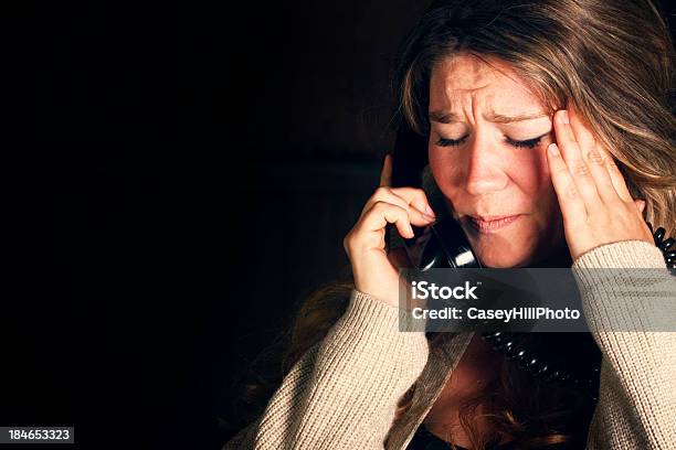 Telefono Devastanti Chiamata - Fotografie stock e altre immagini di Adulto - Adulto, Cattiva notizia, Colore nero