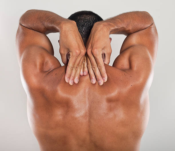 muscule uomo di massa un male collo e sul dietro - self massage foto e immagini stock