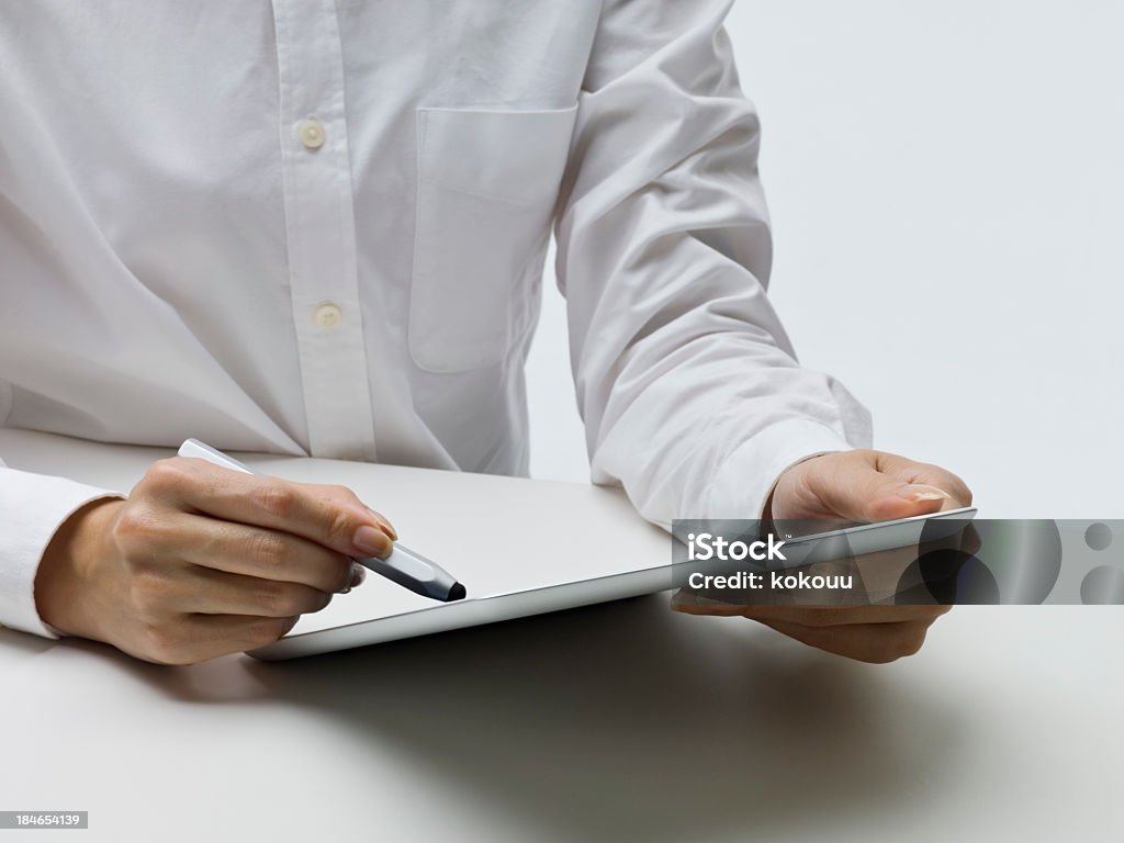 En utilisant un téléphone portable, une tablette avec stylus - Photo de Adulte libre de droits
