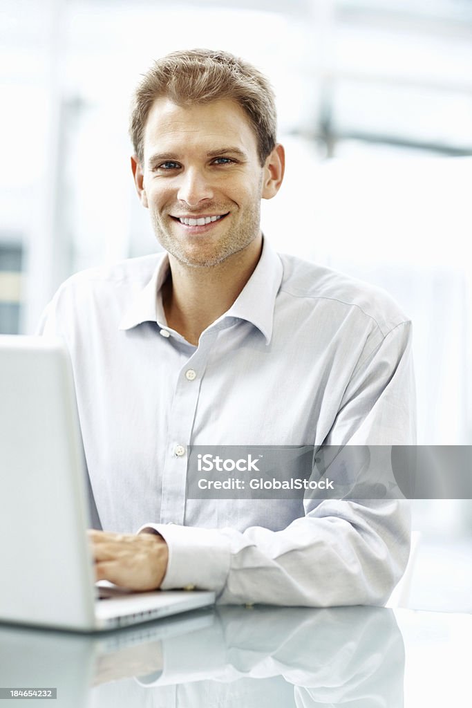 Jovem Executivo sorridente - Royalty-free 30-39 Anos Foto de stock
