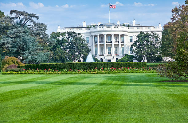 white house sud de la façade avec pelouse superbement entretenue - capitol hill washington dc capitol building fountain photos et images de collection