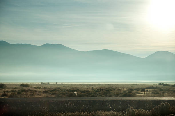 dramatische wüste sonnenaufgang über den bergen - hroizontal stock-fotos und bilder