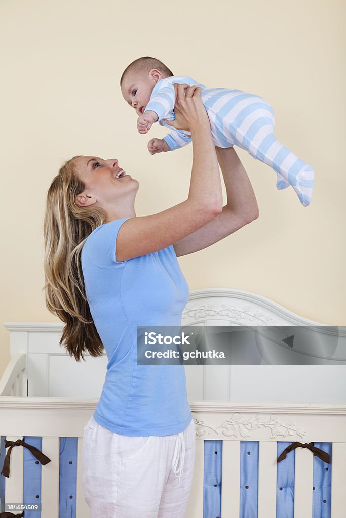 Madre bambino di sollevamento - Foto stock royalty-free di Bebé