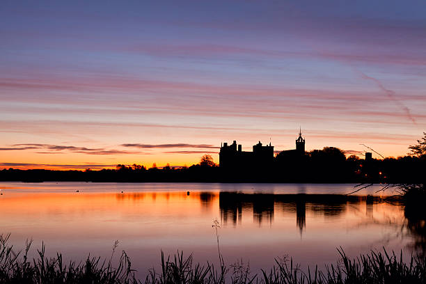 loch linlithgow palace "alba. - linlithgow palace foto e immagini stock