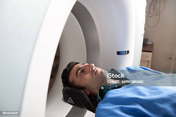 남자 의료 검사를 하는 Ct 스캐너 CAT 스캔에 대한 스톡 사진 및 기타 이미지 - CAT 스캔, CAT 스캔 기계, MRI 스캐너