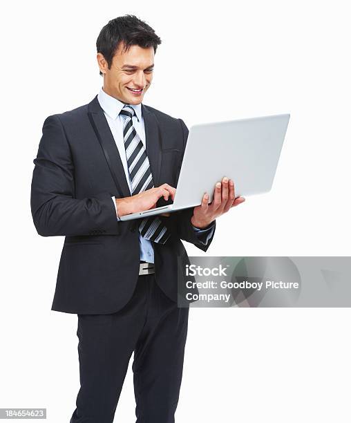 Biznes Człowiek Z Laptopa Uśmiechnięta - zdjęcia stockowe i więcej obrazów Białe tło - Białe tło, Garnitur, Laptop