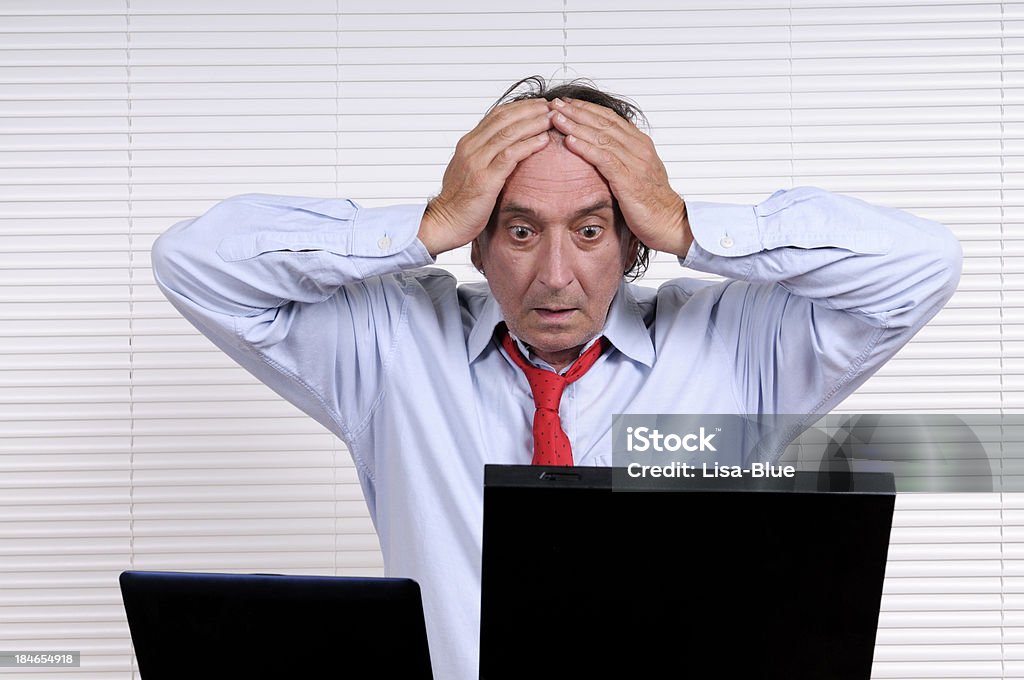 스트레스 남자 사업가 손에 기댐 루킹 PC - 로열티 프리 거래자 스톡 사진