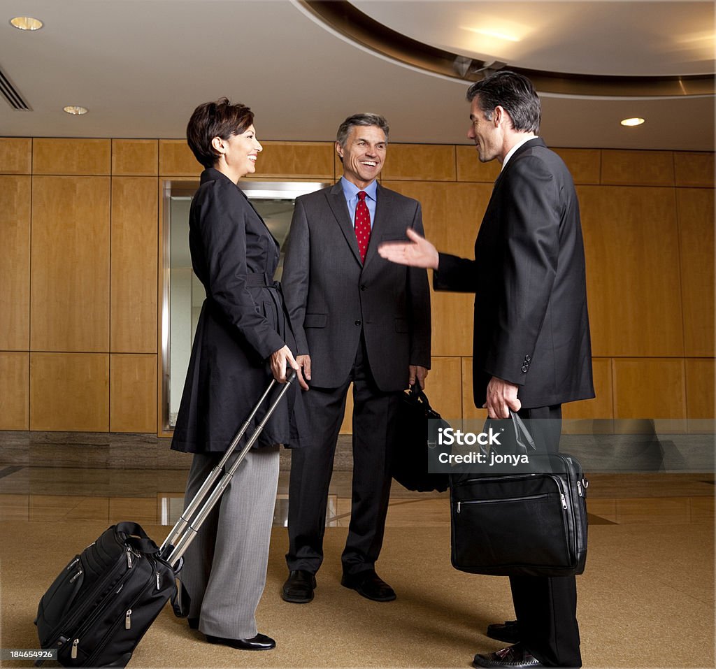 Três pessoas de negócios reunião hallway - Royalty-free 40-44 anos Foto de stock