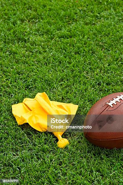 Schiedsrichterflaggeamerican Football Stockfoto und mehr Bilder von Amerikanischer Football - Amerikanischer Football, Football - Spielball, Schiedsrichter-Flagge