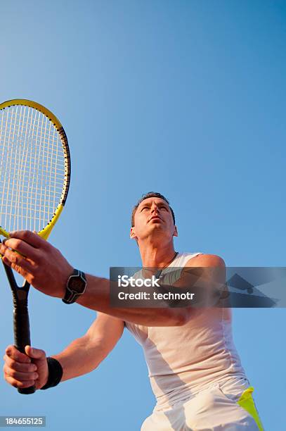 Giocatore Di Tennis In Servizio - Fotografie stock e altre immagini di Tennis - Tennis, Sudore, 20-24 anni